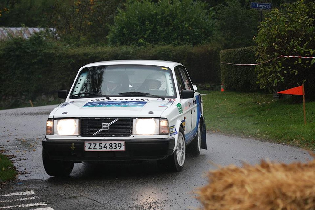 Kurt Mejer og Vagn Aage Hansen på vej igennem landsbyen Torp
(Foto: Brian Juel)